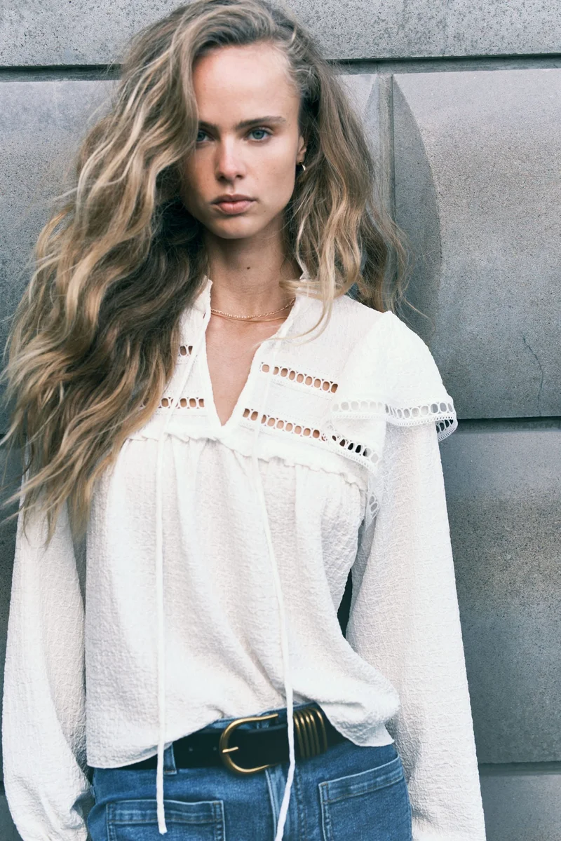 اتش اند ام بلوزة من نسيج جيرسيه بملمس بارز