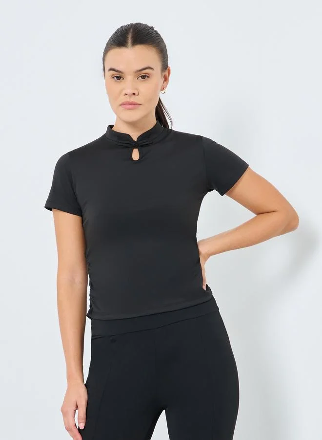 Styli Styli Front Peep Side Gather Crop Top
