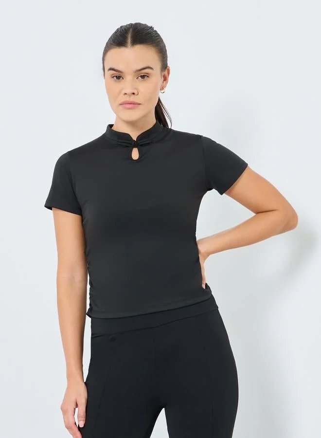 ستايلي اكتيف بلوزة قصيرة بفتحة أمامية وجانب مجمع