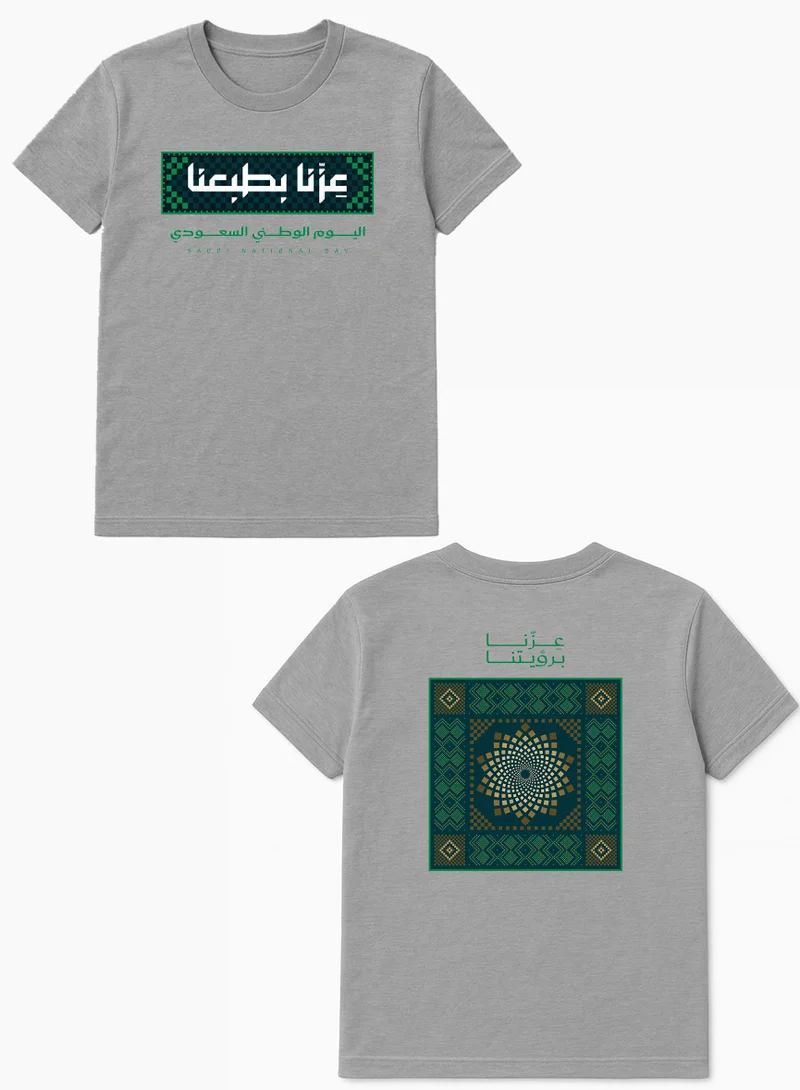 لوحة تيشيرت قطن مطبوع على الجهتين للرجال والنساء لاحتفالات اليوم الوطني السعودي بتصميم عِزّنا برؤيتنا