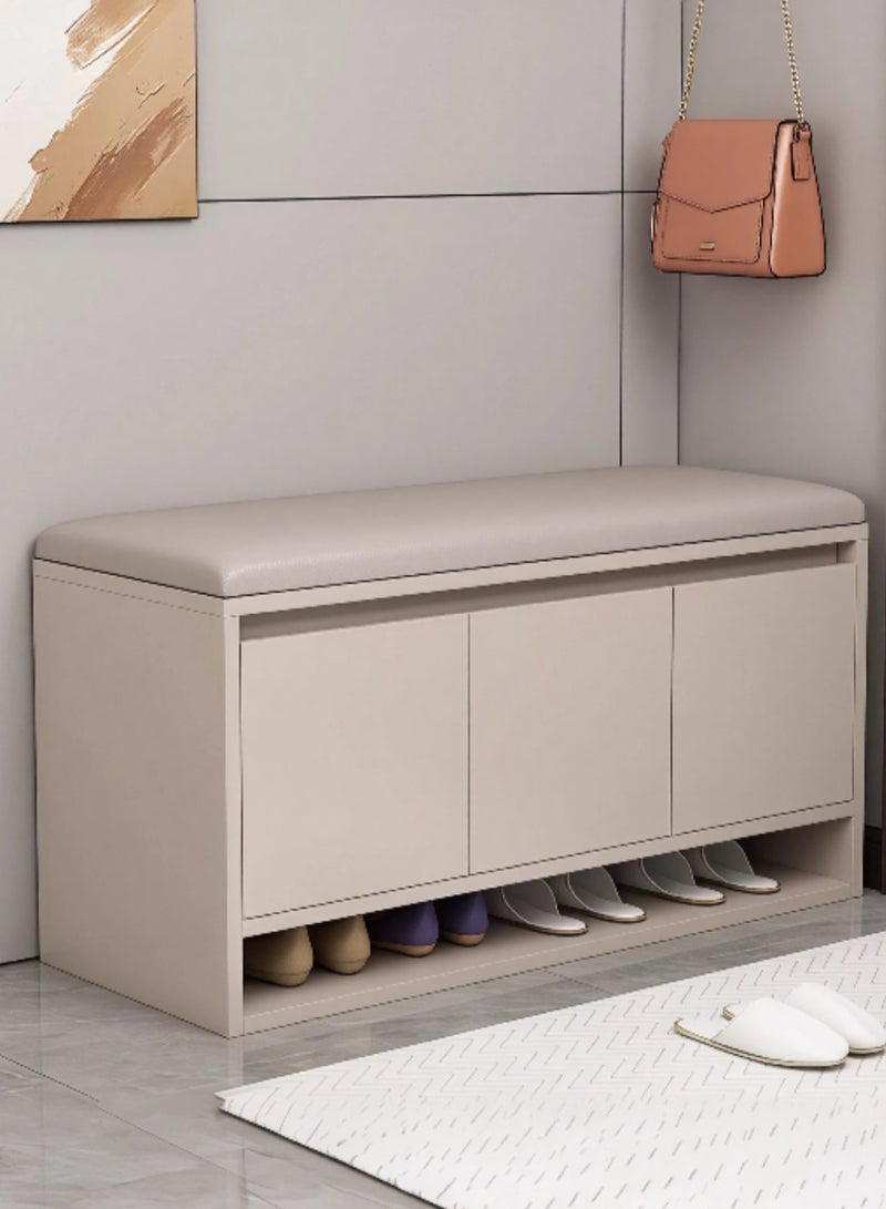 إيونتو مقعد تخزين أحذية بثلاث خزائن بأبواب متأرجحة ومساحة تخزين مخفية للمقاعد - مقعد أحذية مدخل من خشب MDF بارتفاع 100 سم مع وسادة جلدية ناعمة، يتحمل حتى 200 كجم، وأرفف قابلة للإزالة - Image 1