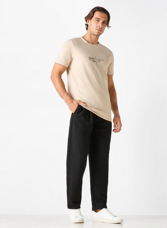 ايكونيك تيشيرت بياقة ضيّقة وأكمام قصيرة وطبعات تايبوجرافيك من آيكونيك - Image 2