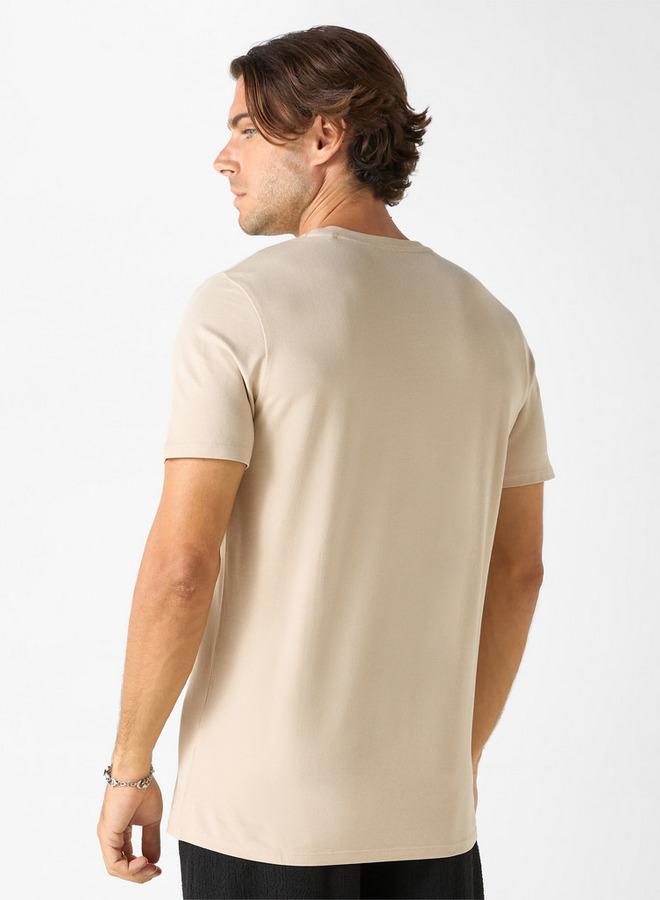 ايكونيك تيشيرت بياقة ضيّقة وأكمام قصيرة وطبعات تايبوجرافيك من آيكونيك - Image 3