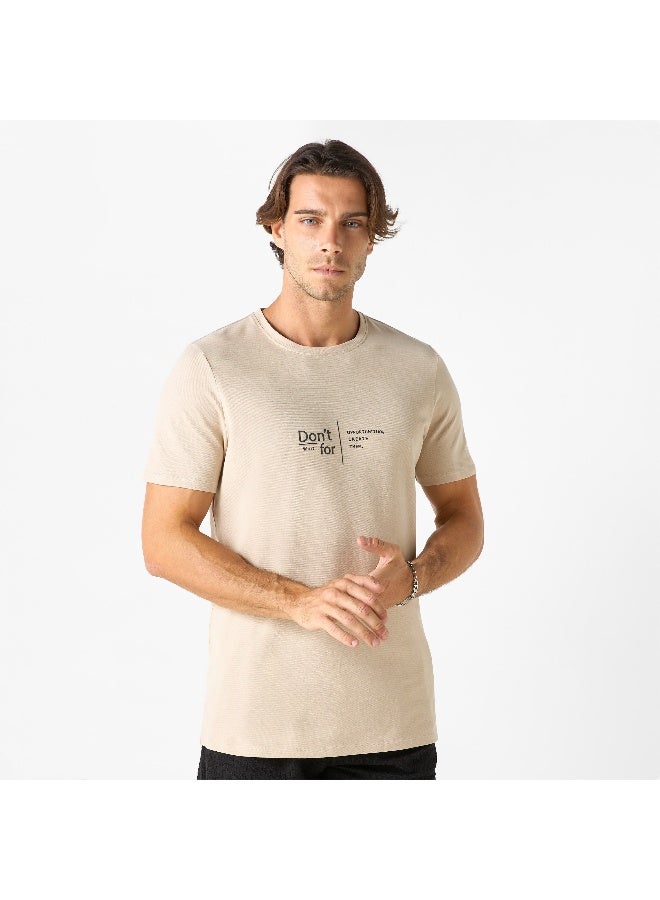 ايكونيك تيشيرت بياقة ضيّقة وأكمام قصيرة وطبعات تايبوجرافيك من آيكونيك - Image 4