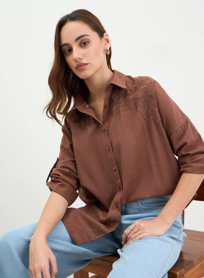 ستايلي بلوزة طويلة بتفاصيل مُطرّزة