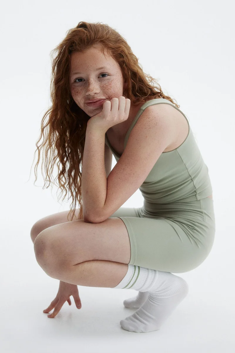 اتش اند ام شورت رياضي ضيق من نسيج سوفت موف