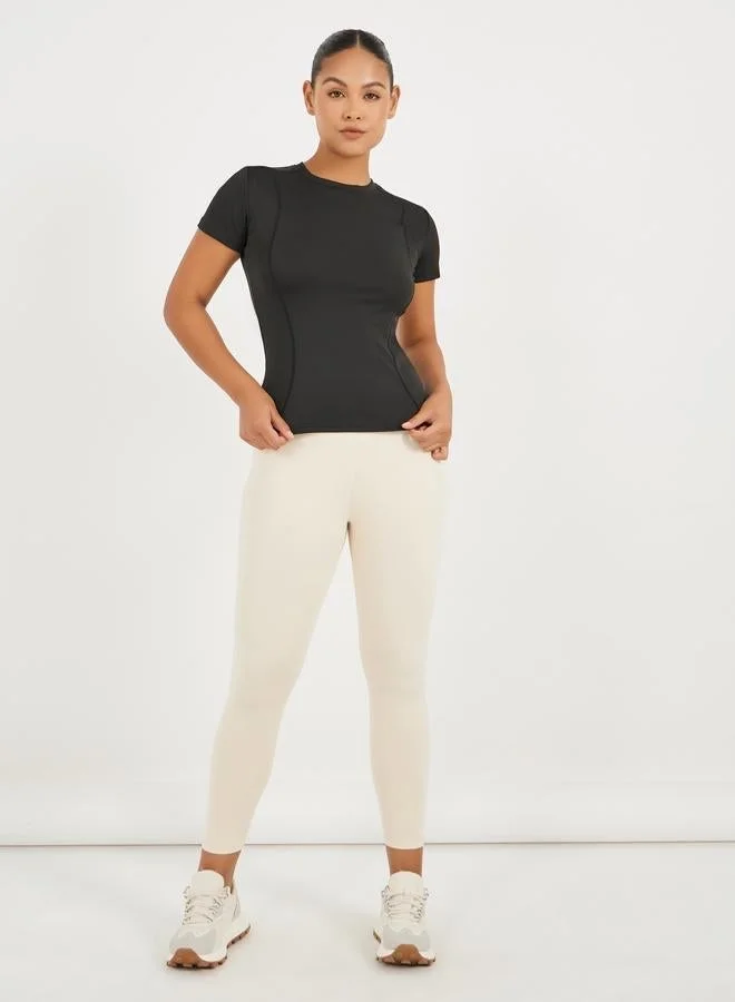 ستايلي اكتيف بلوزة قصيرة بأكمام قصيرة بتفاصيل خياطة