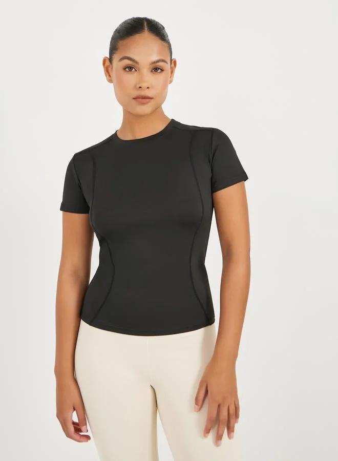 ستايلي اكتيف بلوزة قصيرة بأكمام قصيرة بتفاصيل خياطة