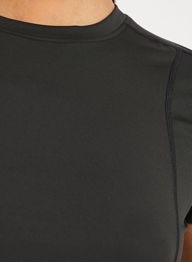 ستايلي اكتيف بلوزة قصيرة بأكمام قصيرة بتفاصيل خياطة