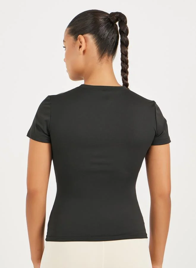 ستايلي اكتيف بلوزة قصيرة بأكمام قصيرة بتفاصيل خياطة