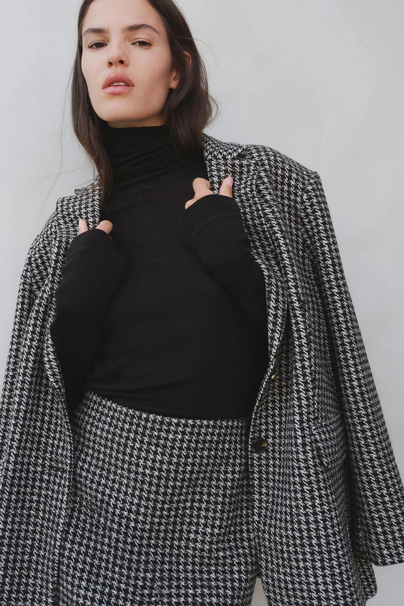 اتش اند ام تنورة قصيرة