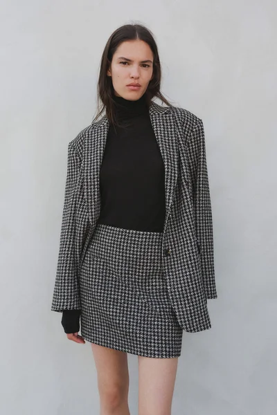 اتش اند ام تنورة قصيرة