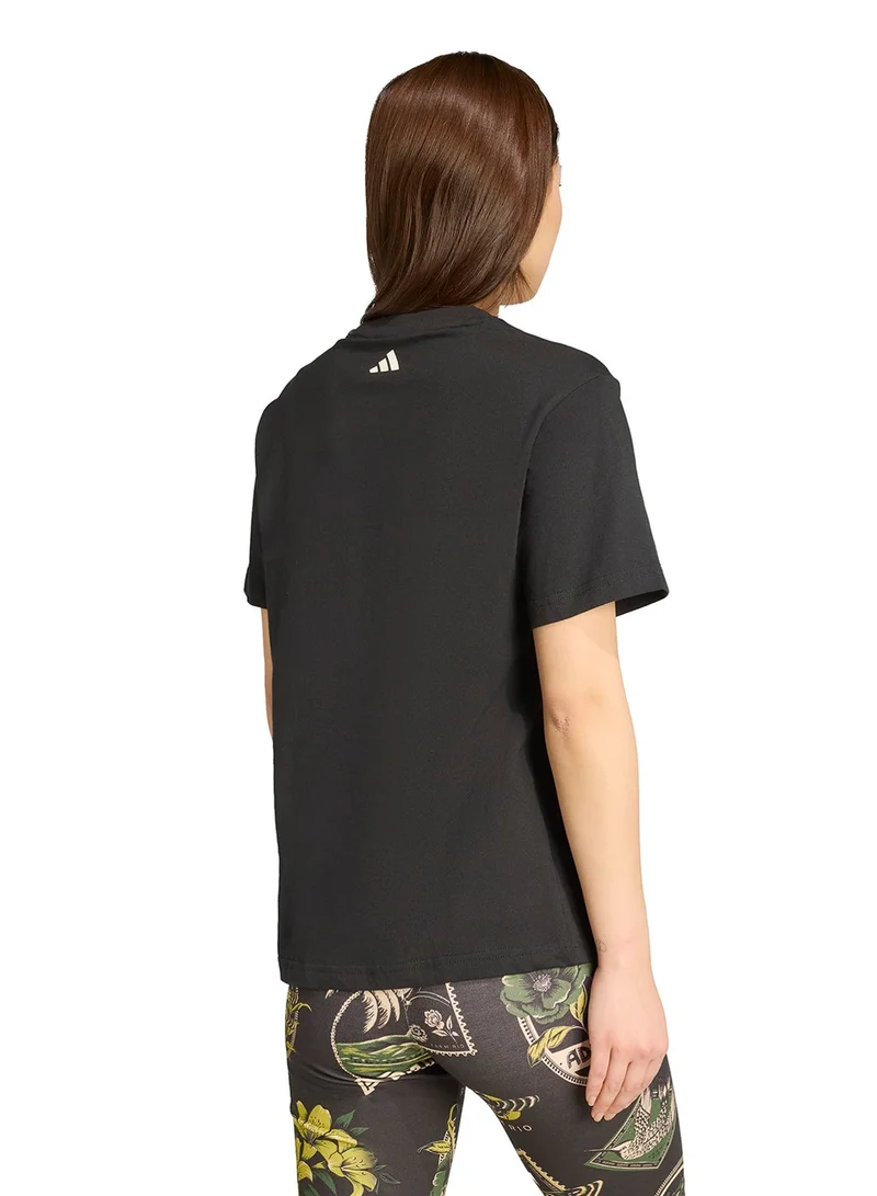 اديداس تيشيرت بطبعة مزرعة