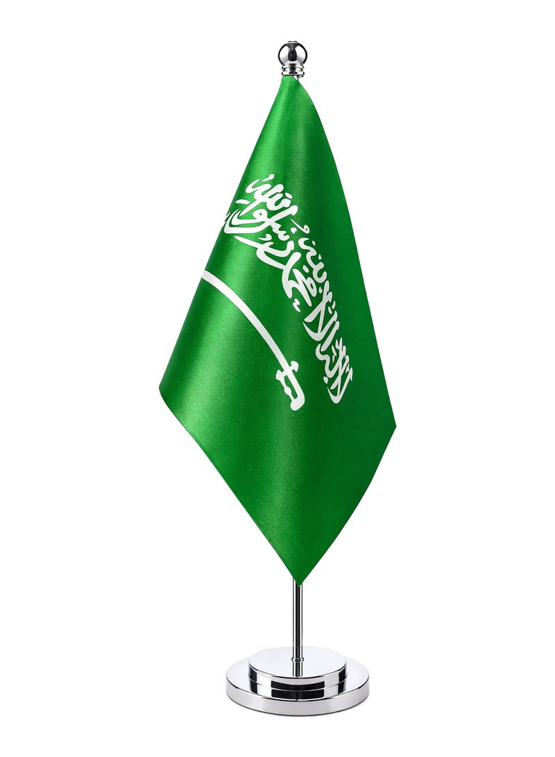 علم سعودي لسطح المكتب بقاعدة فضية فاخرة من DeluxeUSA - أعلام طاولة للمملكة العربية السعودية، علم سعودي صغير جدًا على عصا لسطح المكتب مع قاعدة، ديكور لحفلات المهرجانات الدولية وحفلات المملكة العربية السعودية، ديكور لسطح المكتب المنزلي - Image 1