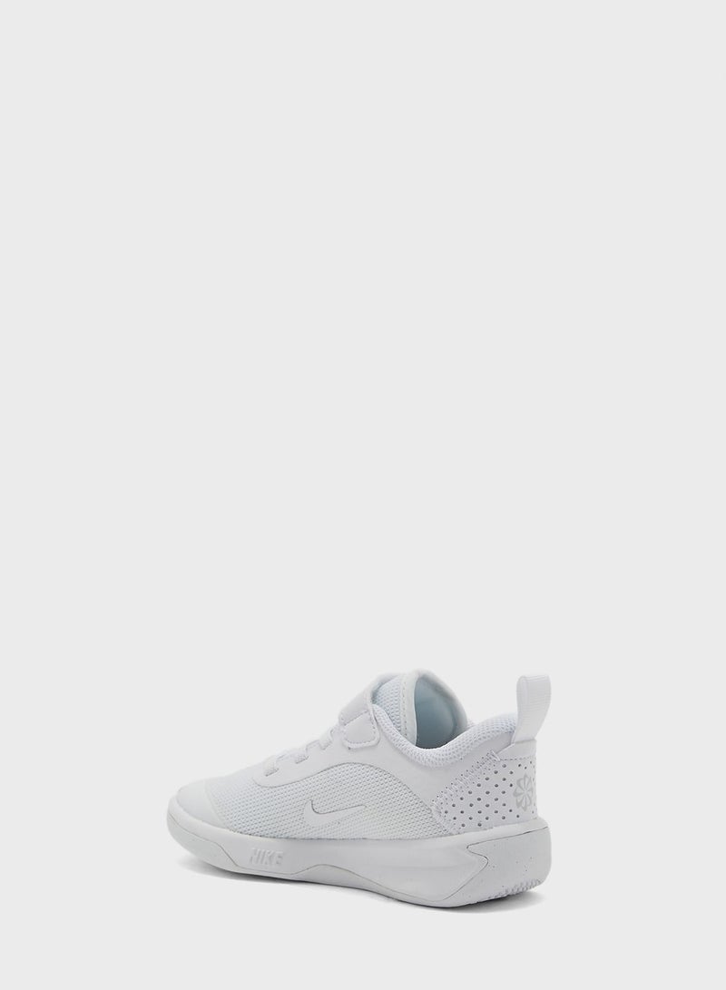 Nike Kids Omni Multi-Court  - Image 2