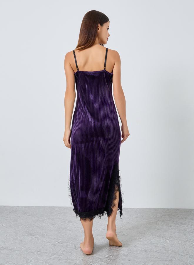 ستايلي قميص نوم مخمل مخطط بتفاصيل دانتيل - Image 4