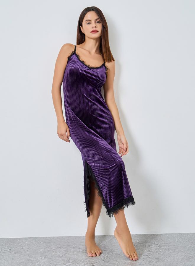 ستايلي قميص نوم مخمل مخطط بتفاصيل دانتيل - Image 1