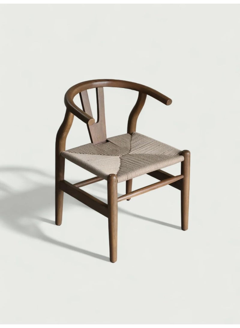 Goodwood كرسي طعام من الخشب الصلب بتصميم ويشبون – مصنوع يدويًا بمسند ظهر منحني ومقعد من الخوص الطبيعي – تصميم اسكندنافي أنيق ومتين - Image 1