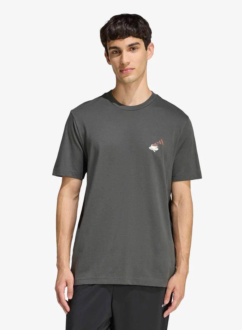 اديداس تيشيرت بطبعة جرافيك تشيز كيك مقهى القهوة