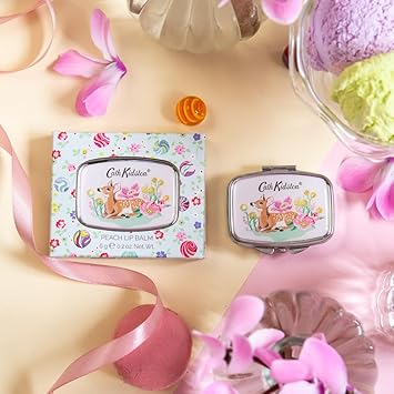 Cath Kidston بلسم شفاه كاث كيدستون 6 جرام ومرآة مدمجة زبدة الشيا وحمض الهيالورونيك وزيوت أساسية من جوز الهند والزيتون بحجم الجيب والسفر هدية تجميل نباتية وخالية من القسوة لها في مهرجان الكرنفال - Image 3