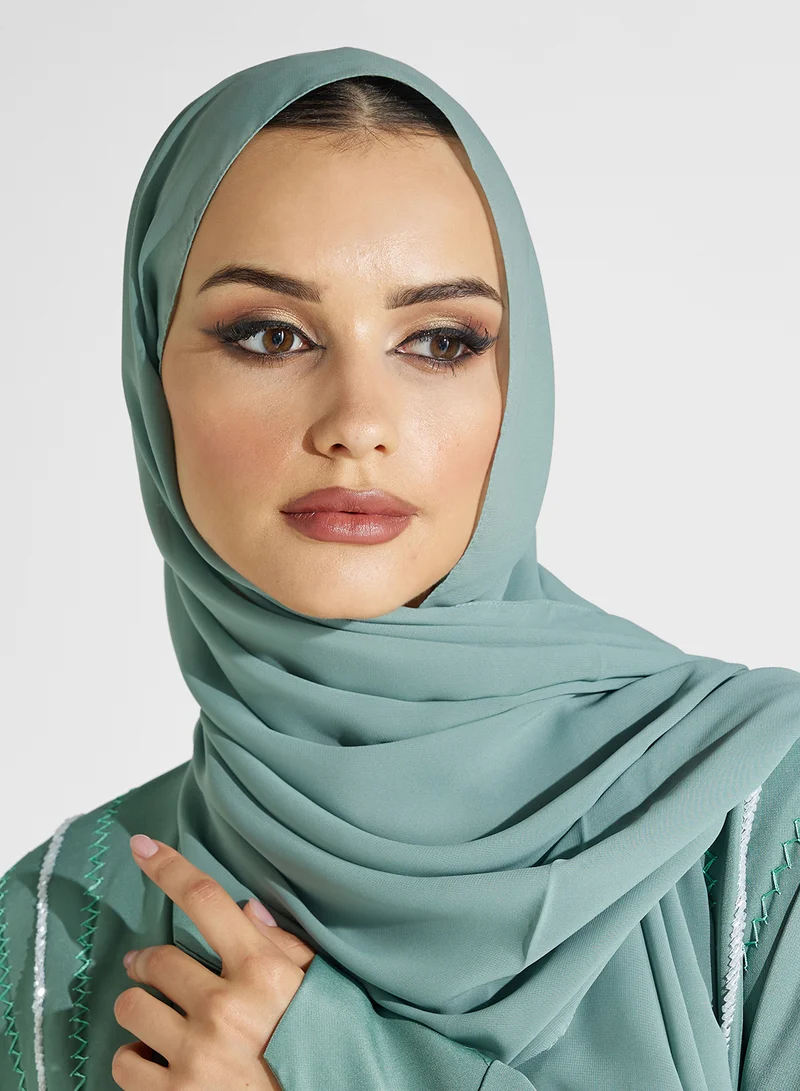 هيا كلوزيت عباية بياقة مطرزة