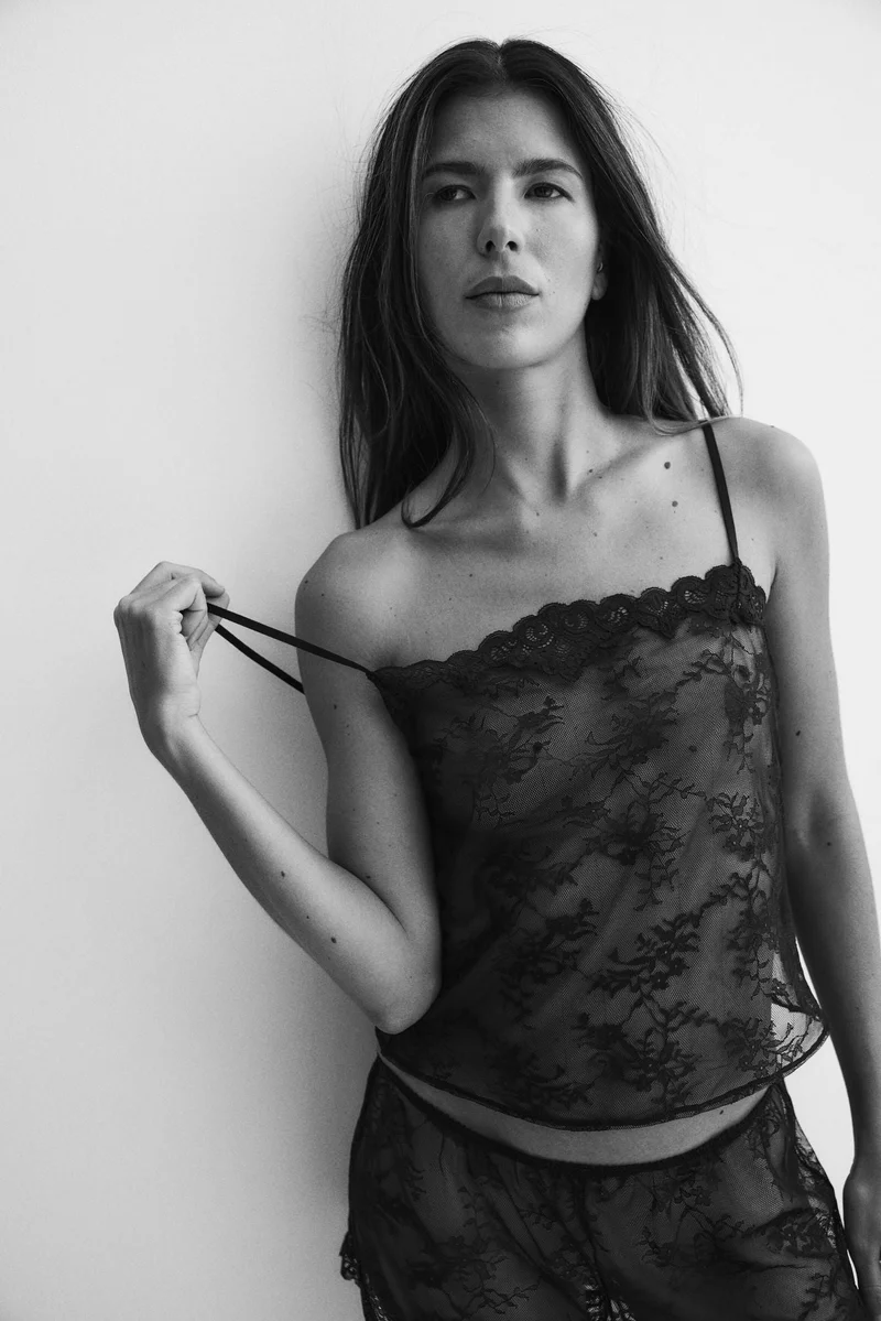 اتش اند ام بلوزة بحمالات كتف دانتيل