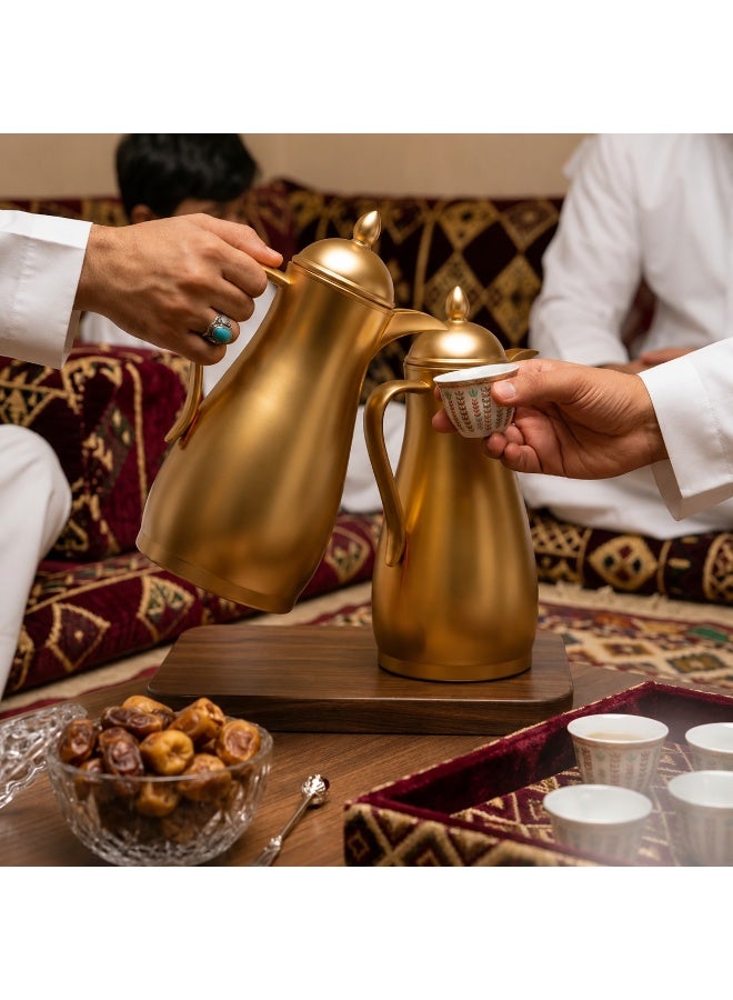 غزال طقم ترمس غازيلا الأنيق المكون من قطعتين بسعة 1 لتر + 1 لتر، خالٍ من مادة BPA، لحفظ القهوة العربية ساخنة وباردة - Image 3