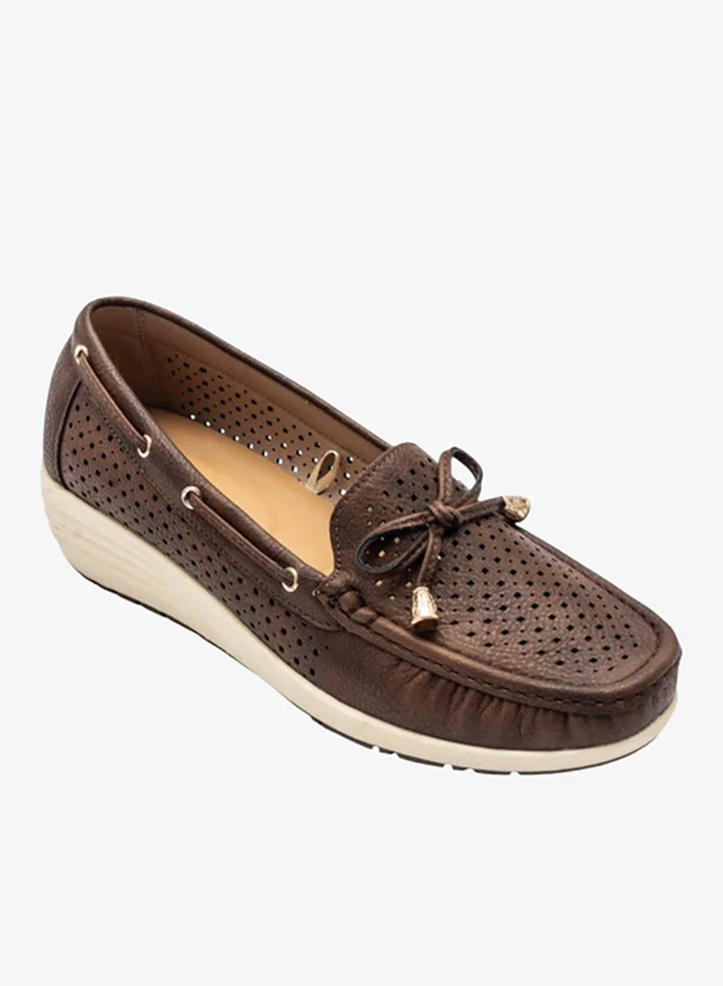 لو كونفورت موكاسينز سليب أون بنقوش مع تفاصيل فيونكة