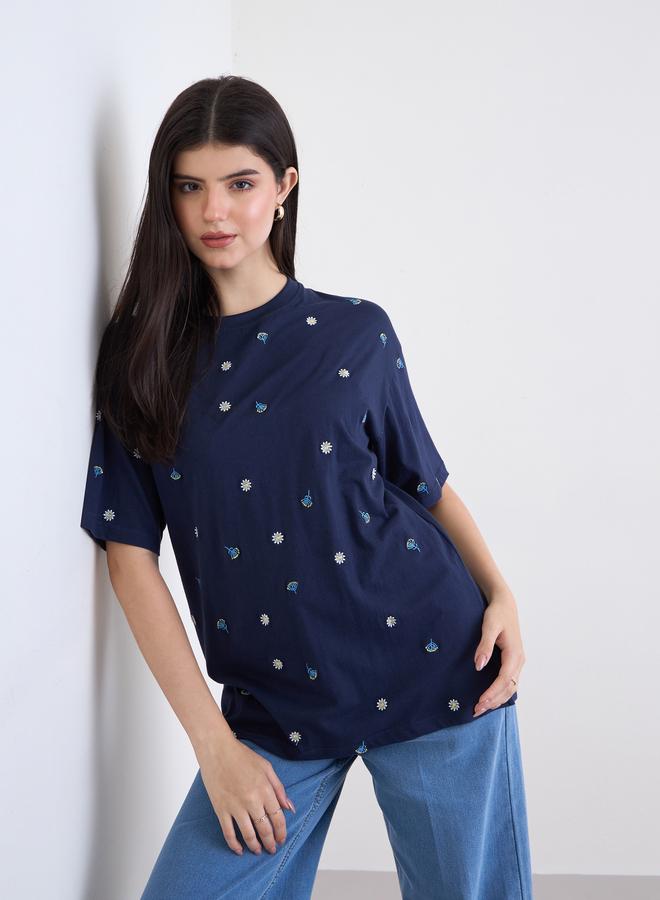 ستايلي تيشيرت فضفاض بتفاصيل مُطرزة - Image 1