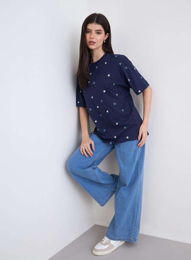 ستايلي تيشيرت فضفاض بتفاصيل مُطرزة - Image 2