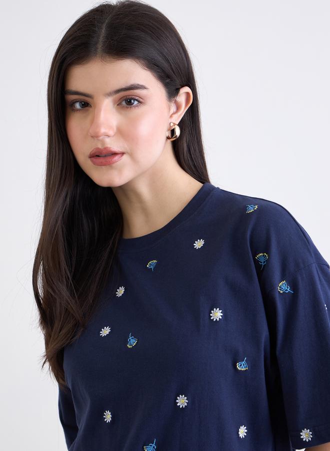 ستايلي تيشيرت فضفاض بتفاصيل مُطرزة - Image 4