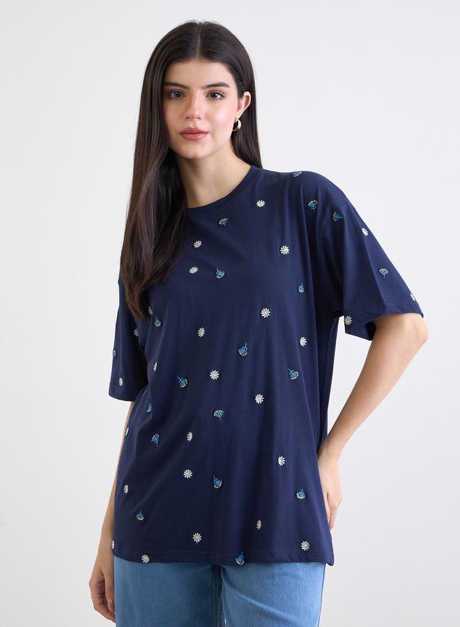 ستايلي تيشيرت فضفاض بتفاصيل مُطرزة - Image 3