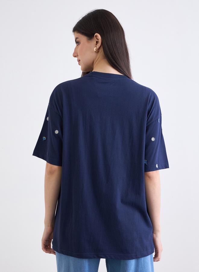 ستايلي تيشيرت فضفاض بتفاصيل مُطرزة - Image 5