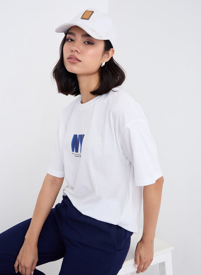 ستايلي تيشيرت طويل فضفاض بطبعة شعار ستايلي - Image 5