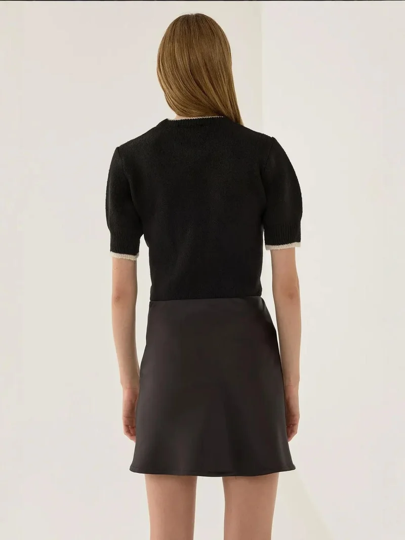 زوبعة تنورة ساتان سادة قصيرة