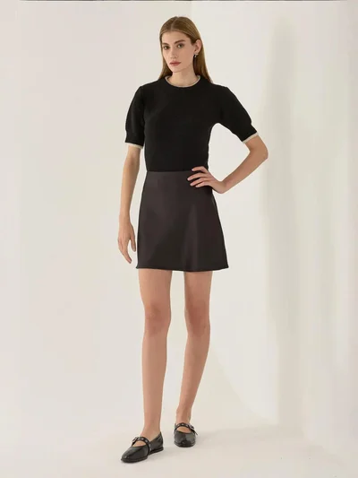 زوبعة تنورة ساتان سادة قصيرة