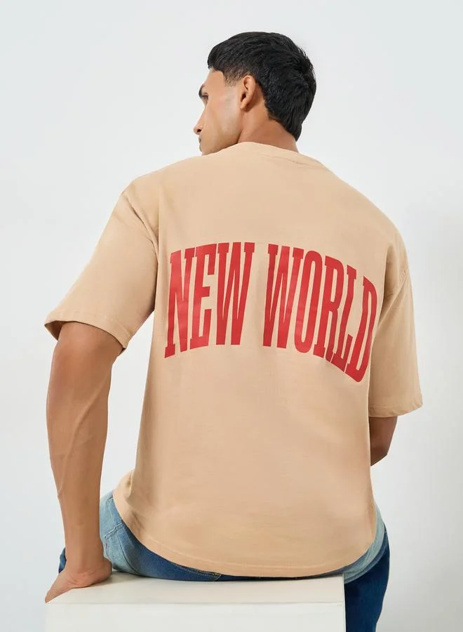 ستايلي تيشيرت بقصة واسعة وطبعة خلفية