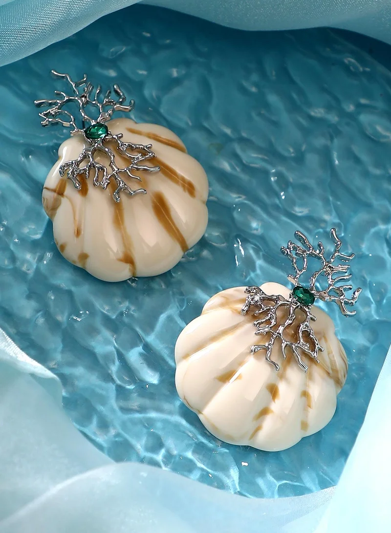 سوهي أقراط متدلية للنساء بتصميم صدفة مرصعة | فضي معدني | حجر صناعي وأكريليك وسبائك | إغلاق بالدفع | مناسبة للكاجوال والسهرات