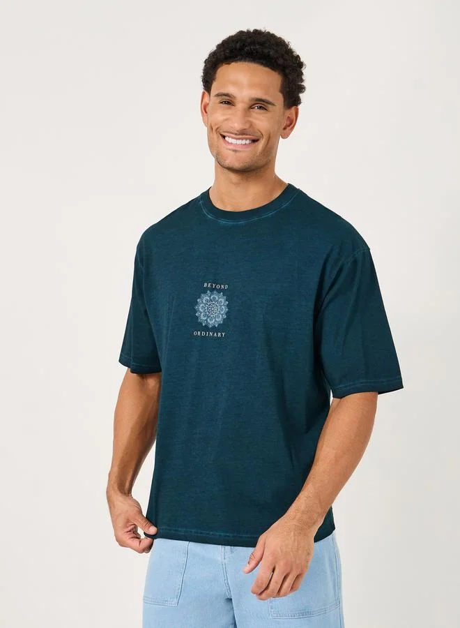 ستايلي تيشيرت أوفر سايز بطبعة جرافيك خلفية مغسول بالحمض