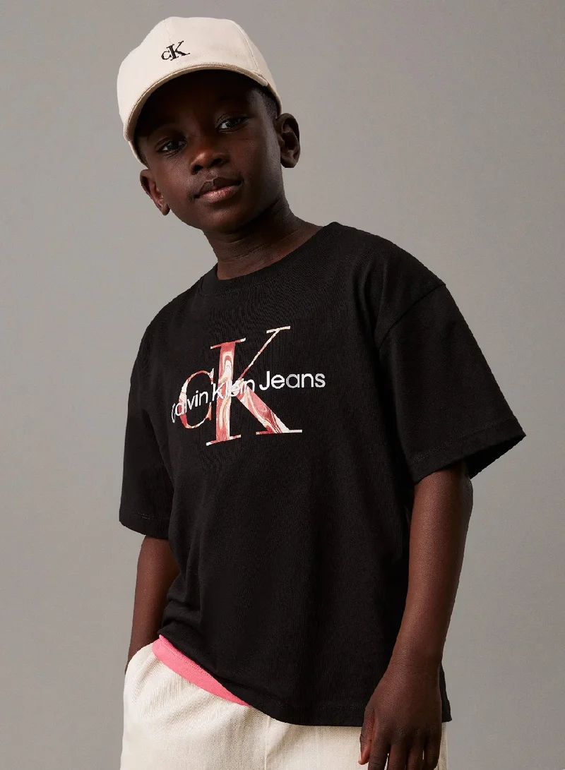 كالفن كلاين جينز تيشيرت بقصّة مريحة مزين بالشعار