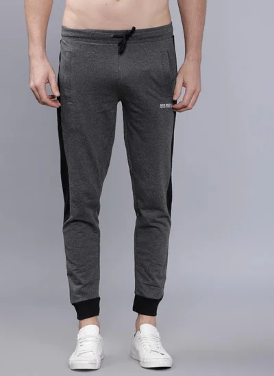 شركة المرآب الهندية Men Slim Fit Solid Mid-Rise Stretchable Knitted Jogger Trousers