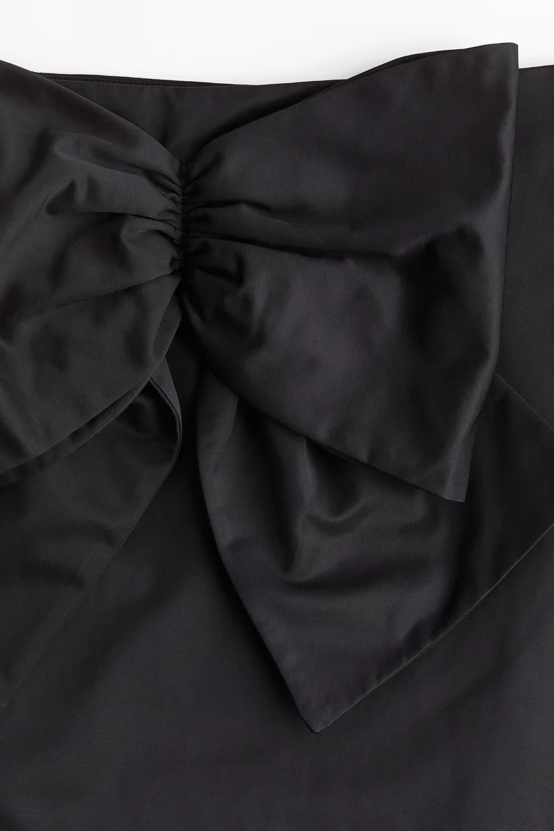 اتش اند ام تنورة ميني بفيونكة من الأمام