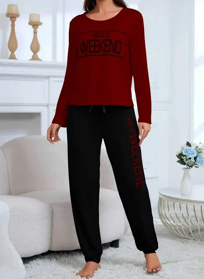 تايك تو طقماما من بلوزة بفتحة رقبة مستديرة وطبعة نصية وبنطال بأساور يد