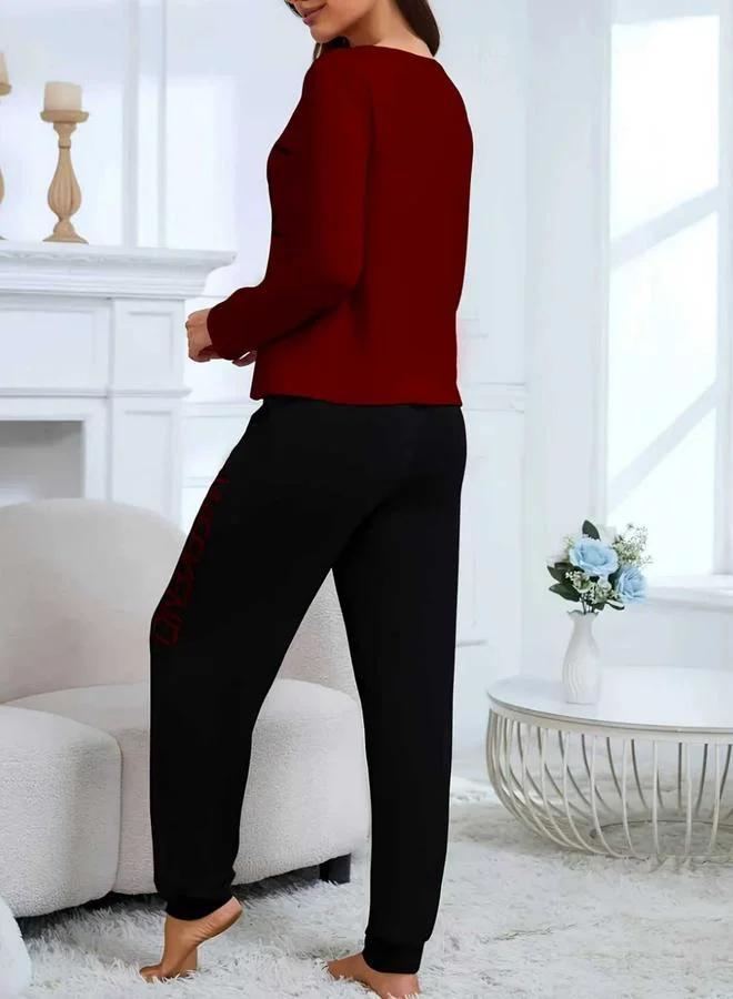 تايك تو طقماما من بلوزة بفتحة رقبة مستديرة وطبعة نصية وبنطال بأساور يد