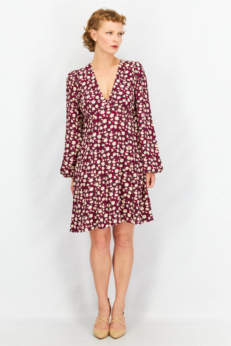 NA-KD فستان ميني بأكمام طويلة مزخرف بالورود للنساء، مجموعة مارون - Image 4