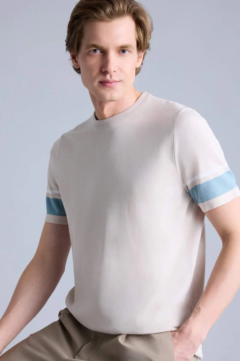 ديفاكتو Standard Fit Crew Neck Short Sleeve Knit T-Shirt