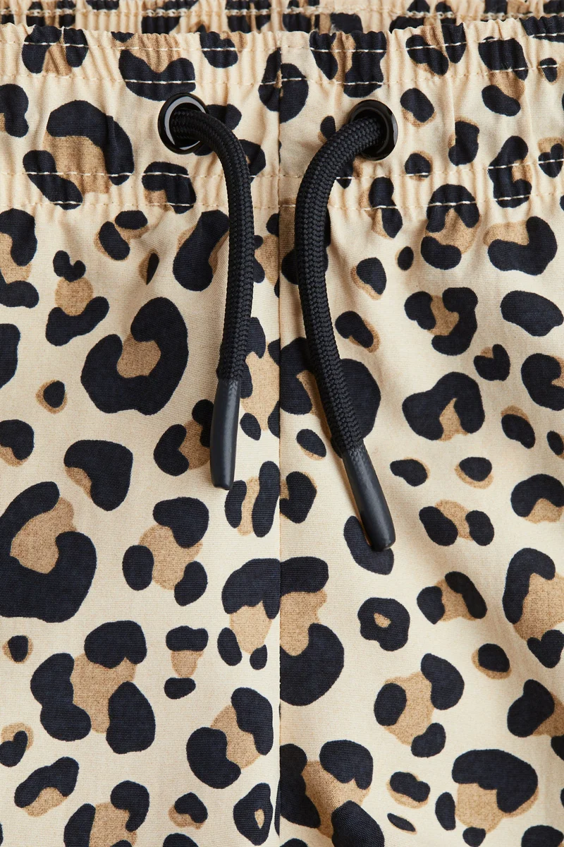 اتش اند ام شورت سباحة مزين بنقوش