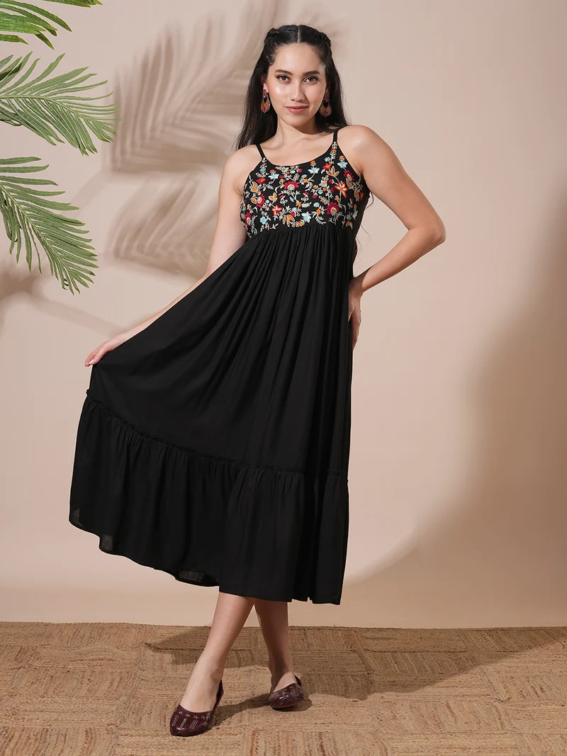 جلو باص فستان ميدي نسائي مطرز بالزهور بياقة كتف بحمالات وخصر مطاطي بتصميم واسع وطبقات