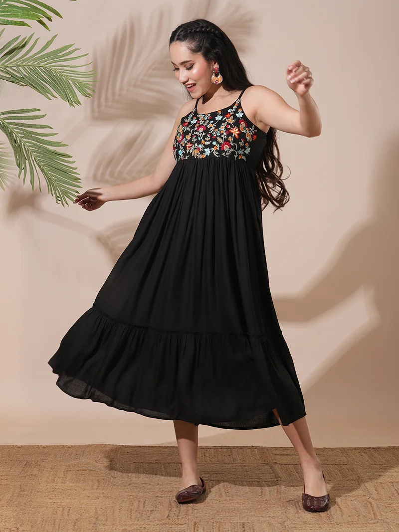 جلو باص فستان ميدي نسائي مطرز بالزهور بياقة كتف بحمالات وخصر مطاطي بتصميم واسع وطبقات