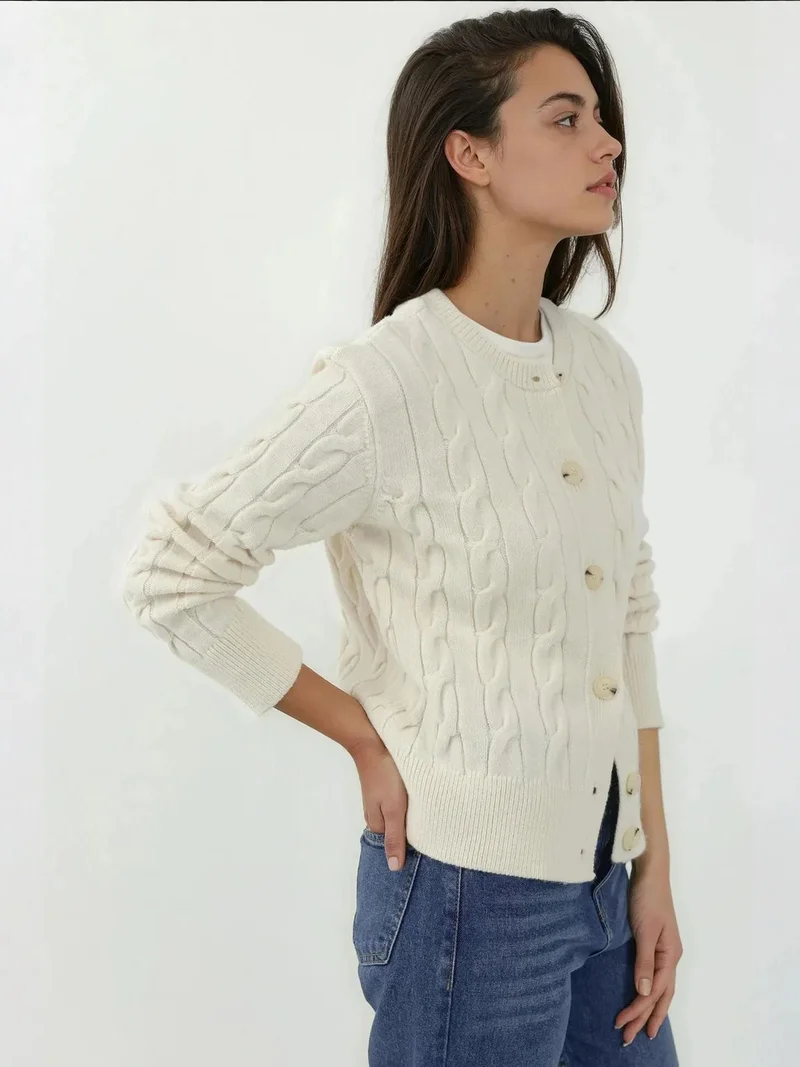 زوبعة كارديجان بأزرار بتصميم ضفائر الشعر